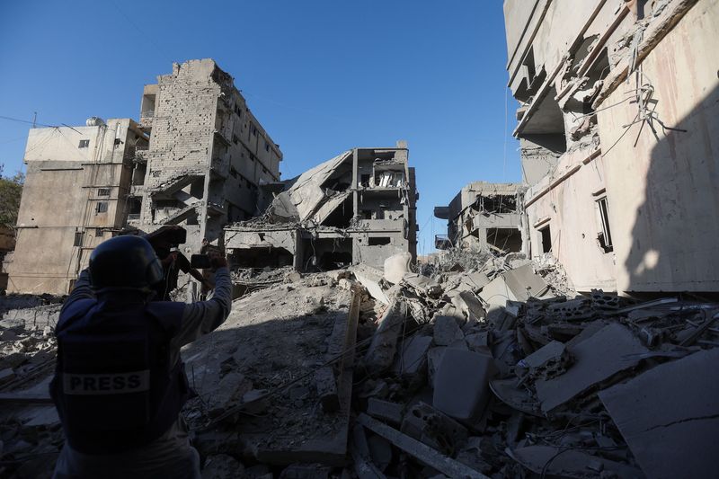 &copy; Reuters. A member of the press works at the scene, following Israeli strikes, amid the ongoing hostilities between Hezbollah and Israeli forces, in Tyre, southern Lebanon, October 23, 2024. REUTERS/Aziz Taher