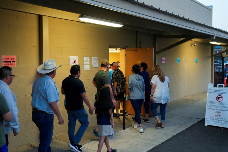 © Reuters. FILE PHOTO: People stand in a line to vote, shortly before the polls close, during the Super Tuesday primary election in Edinburg, Texas, U.S. March 5, 2024. REUTERS/Cheney Orr/File Photo