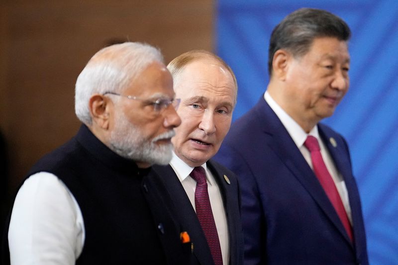 &copy; Reuters. Primeiro-ministro indiano, Narendra Modi, presidente russo, Vladimir Putin, e presidente chinês, Xi Jinping, durante cúpula do Brics, em Kazan, na Rússian23/10/2024nAlexander Zemlianichenko/Pool via REUTERS