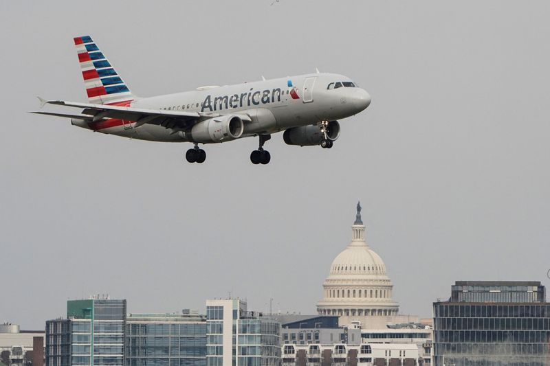 &copy; Reuters. Uma aeronave da American Airlines sobrevoa o Capitólio dos EUA antes de pousar no Aeroporto Nacional Reagan em Arlington, Virgínia, EUAn24/01/2022nREUTERS/Joshua Roberts