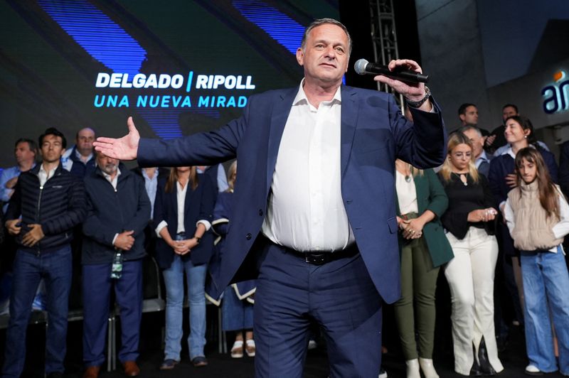 &copy; Reuters. Uruguay's centre-right presidential candidate Alvaro Delgado addresses supporters during his closing campaign rally, in Las Piedras, Uruguay October 22, 2024. REUTERS/Mariana Greif