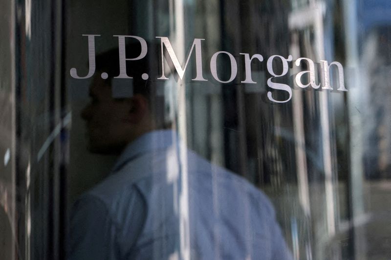 © Reuters. FILE PHOTO: FILE PHOTO: A person enters the JPMorgan Chase & Co. New York headquarters in Manhattan, New York City, U.S., June 30, 2022. REUTERS/Andrew Kelly/File Photo/File Photo