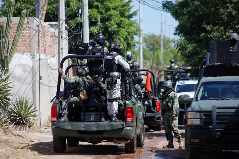 © Reuters. Federal forces guard the perimeter of a scene following a shootout where several suspected gang members were killed while one local cartel leader was arrested, on the outskirts of Culiacan, Sinaloa state, Mexico October 22, 2024. REUTERS/Jose Betanzos