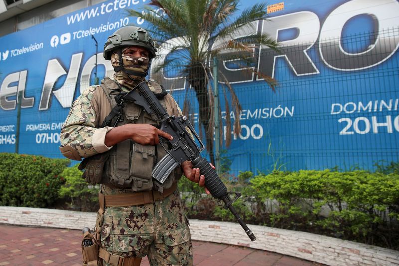 &copy; Reuters. Integrante das forças de segurança monta guarda fora da estação de TV equatoriana TC Televisiónn12/01/2024nREUTERS/Henry Romero