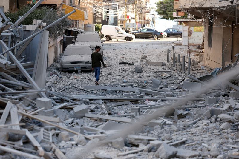 &copy; Reuters. A person inspects the damage, following Israeli strikes, amid the ongoing hostilities between Hezbollah and Israeli forces, in Tyre, southern Lebanon, October 23, 2024. REUTERS/Aziz Taher