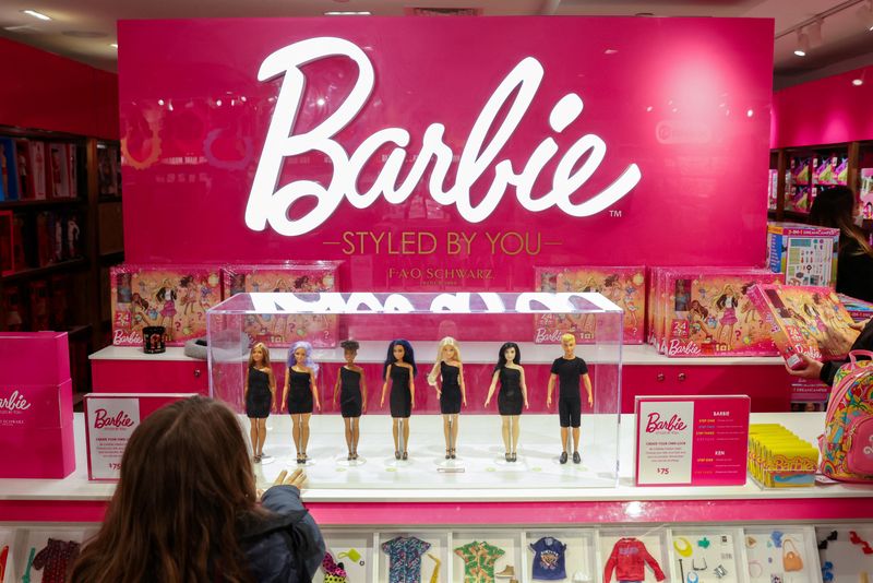 &copy; Reuters. FILE PHOTO: Barbie dolls, a brand owned by Mattel, are seen at the FAO Schwarz toy store in Manhattan, New York City, U.S., November 24, 2021. REUTERS/Andrew Kelly/File Photo