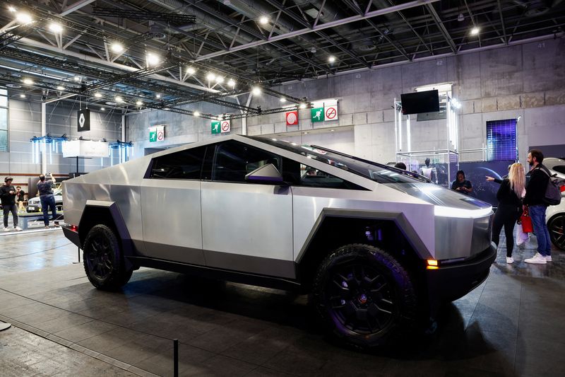 © Reuters. The Tesla Cybertruck is displayed on media day at the 2024 Paris Auto Show in Paris, France, October 14, 2024. REUTERS/Benoit Tessier/File Photo