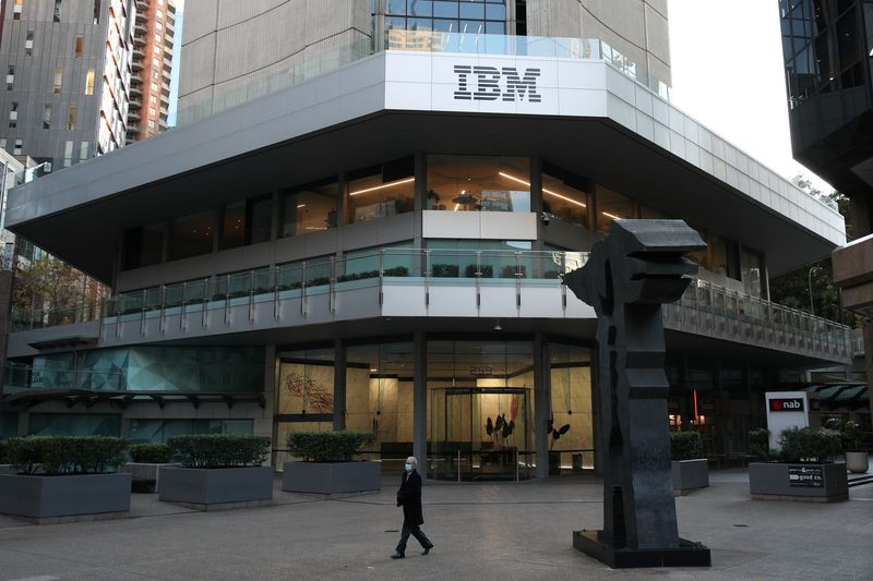 © Reuters. A man walks past an office building with IBM logo in the Central Business District of Sydney, Australia, June 3, 2020. REUTERS/Loren Elliott/File Photo