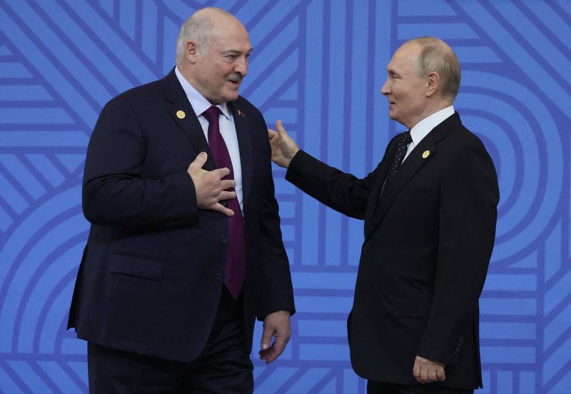 &copy; Reuters. Russia's President Vladimir Putin and Belarusian President Alexander Lukashenko take part in an official welcoming ceremony for delegations' heads at the BRICS summit in Kazan, Russia, 23 October 2024. Maxim Shipenkov/Pool via REUTERS