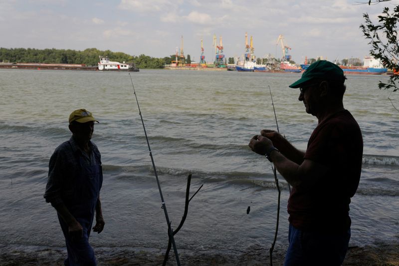 &copy; Reuters. Two men prepare to fish across the Danube from the port of Izmail, in Plauru, Romania, September 5, 2023. REUTERS/Andreea Campeanu