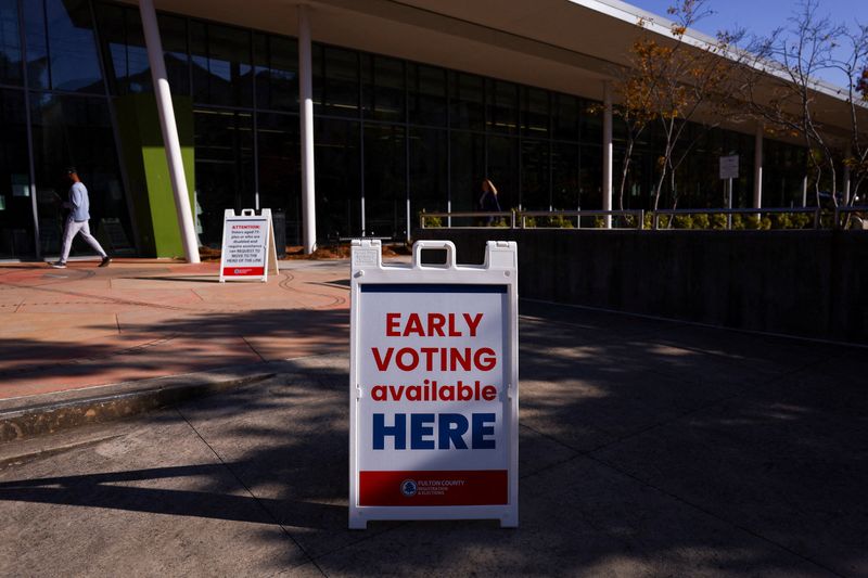 &copy; Reuters. A sign sits outside of a polling location as the battleground state opened for early voting, in Atlanta, Georgia, U.S., October 23, 2024. REUTERS/Hannah McKay