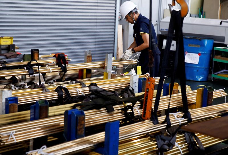 &copy; Reuters. FILE PHOTO: A worker at Sakai Seisakusyo prepares to transport metal rods at its factory in Kakamigahara, central Japan, July 8, 2024. REUTERS/Anton Bridge/File Photo