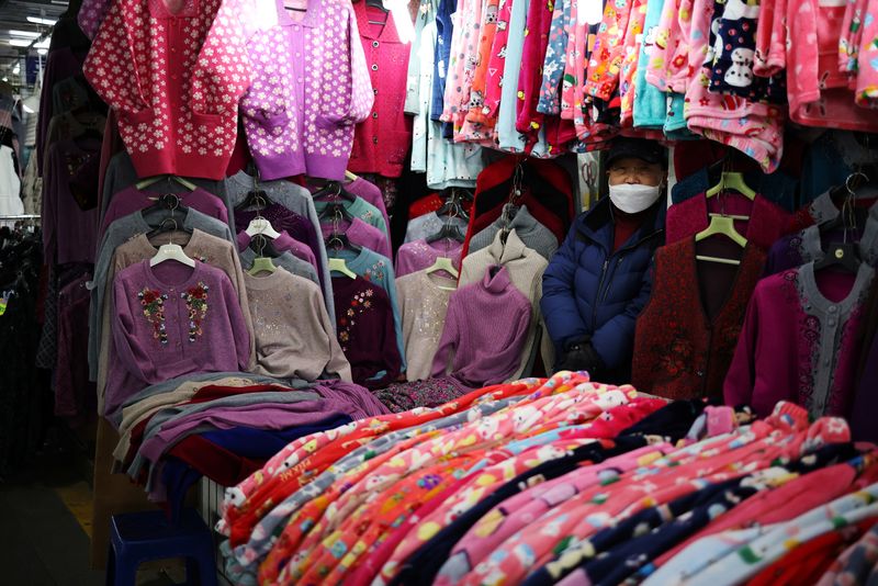 &copy; Reuters. A shopkeeper waits for customers at a traditional market in Seoul, South Korea, January 14, 2022.   REUTERS/Kim Hong-Ji/File Photo