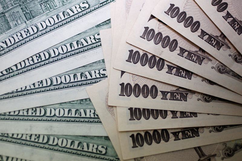 © Reuters. FILE PHOTO: Japanese 10,000 yen notes are spread out next to U.S. 100 dollar bills at Interbank Inc. money exchange in Tokyo, in this September 9, 2010 picture illustration. REUTERS/Yuriko Nakao/File Photo