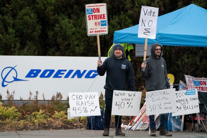 ©Reuters. Boeing workers from the International Association of Machinists and Aerospace Workers District 751 gather on a picket line near the entrance to a Boeing manufacturing facility on the day of voting on a new contract proposal during an ongoing strike in Renton, Washington, U.S., October 23 . 2024. REUTERS/David Ryder
