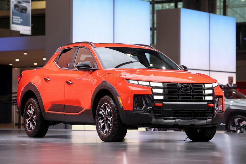 © Reuters. A 2025 Hyundai Santa Cruz XRT is displayed during the New York International Auto Show Press Preview, in Manhattan, New York City, U.S., March 27, 2024. REUTERS/Brendan McDermid/ File Photo