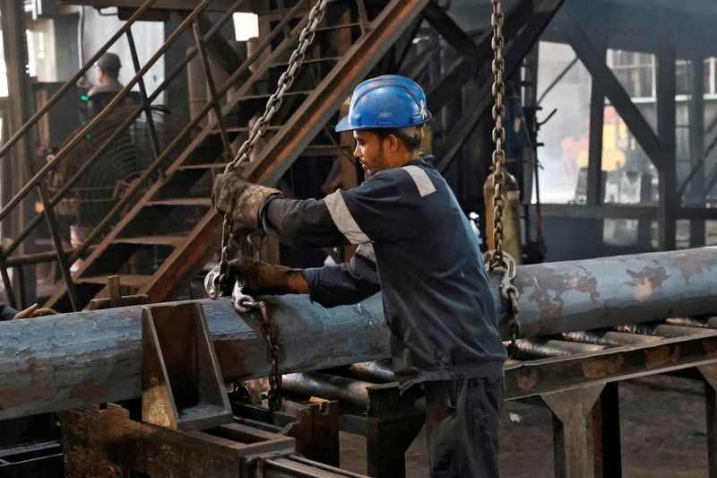 © Reuters. FILE PHOTO: An employee prepares to move a heavy bar of steel inside the ArcVac ForgeCast factory, in Hooghly district, in the eastern state of West Bengal, India, April 26, 2024. REUTERS/Sahiba Chawdhary/File Photo