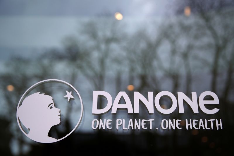 © Reuters. French food group Danone logo is seen at the company headquarters in Rueil-Malmaison near Paris, France, February 18, 2021. REUTERS/Gonzalo Fuentes/ File Photo