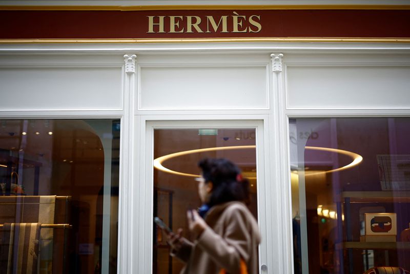 © Reuters. A woman walks past a Hermes store in Nantes, France, October 17, 2024. REUTERS/Stephane Mahe/ File Photo