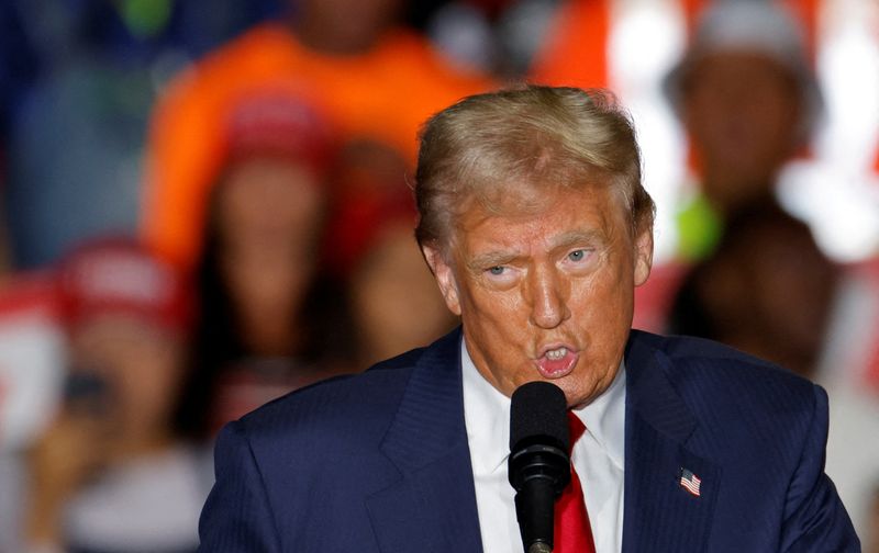 © Reuters. Republican presidential nominee former U.S. President Donald Trump speaks during a rally in Greensboro Coliseum, in Greensboro, North Carolina, U.S. October 22, 2024. REUTERS/Jonathan Drake/ File Photo