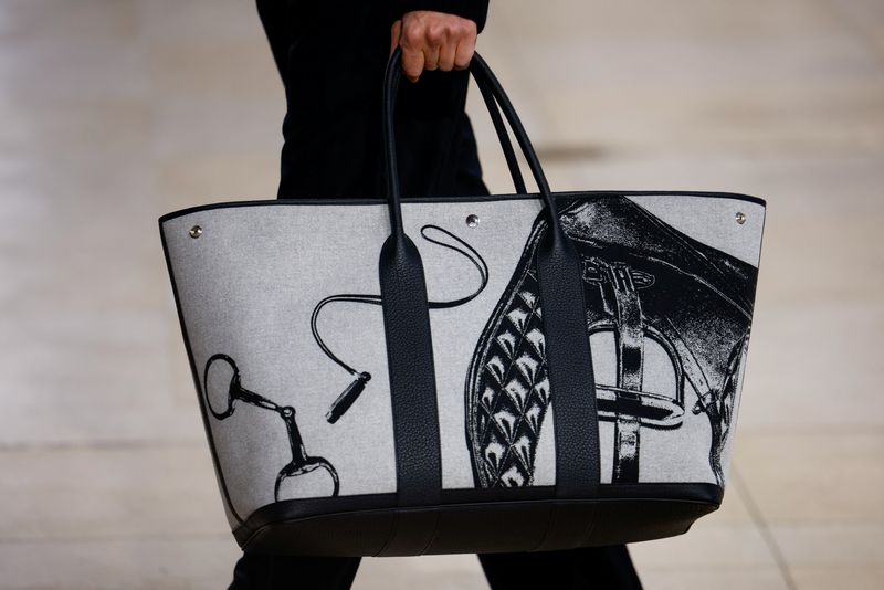 © Reuters. A model presents a bag creation by designer Veronique Nichanian as part of her Men's Winter 2024 collection at the runway show for fashion house Hermes during Men's Fashion Week in Paris, France, January 20, 2024. REUTERS/Sarah Meyssonnier/ File Photo