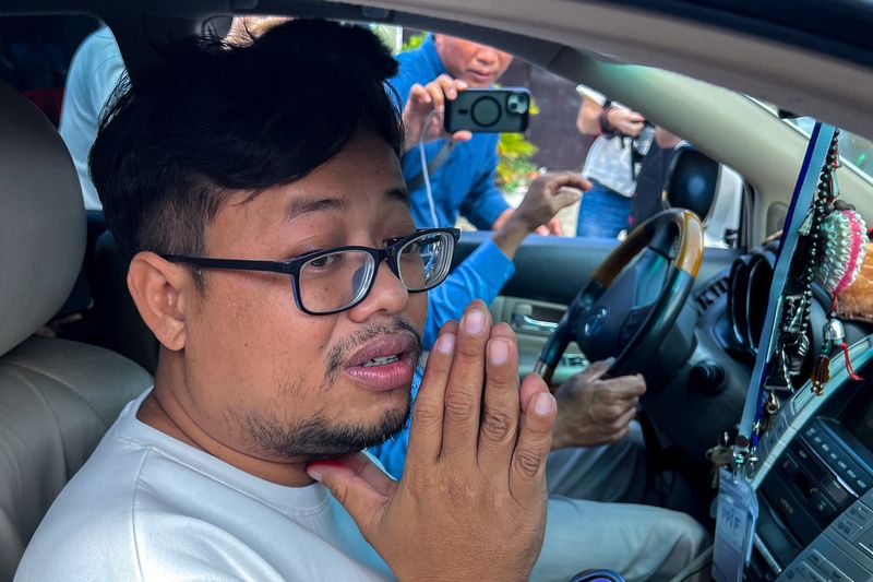 © Reuters. Mech Dara, an award-winning Cambodian journalist who was arrested on charges of inciting social unrest, speaks to members of media as he leaves Kandal provincial prison on bail, in Phnom Penh, Cambodia, October 24, 2024. REUTERS/Chantha Lach