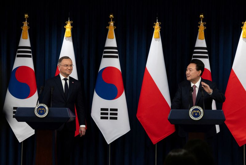 © Reuters. South Korean President Yoon Suk-yeol and Polish President Andrzej Duda speak during a joint press conference at the Presidential Office in Seoul, South Korea, 24 October 2024. JEON HEON-KYUN/Pool via REUTERS