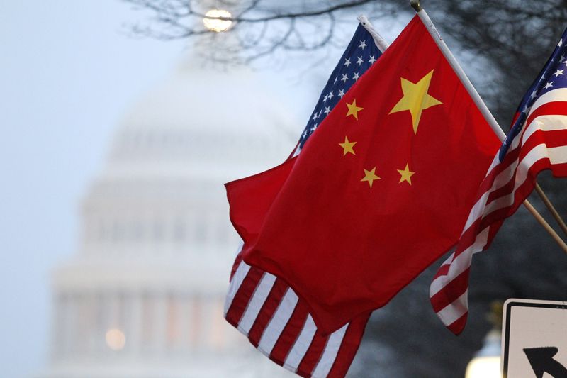 © Reuters. FILE PHOTO: The People's Republic of China flag and the U.S. Stars and Stripes fly along Pennsylvania Avenue near the U.S. REUTERS/Hyungwon Kang/File photo