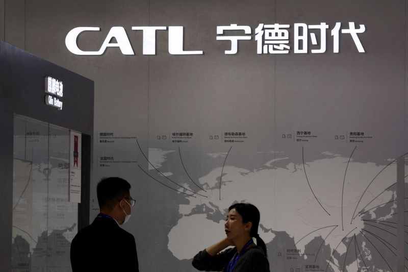 © Reuters. FILE PHOTO: People stand at the booth of battery maker CATL during the first China International Supply Chain Expo (CISCE) in Beijing, China November 28, 2023. REUTERS/Florence Lo/File Photo