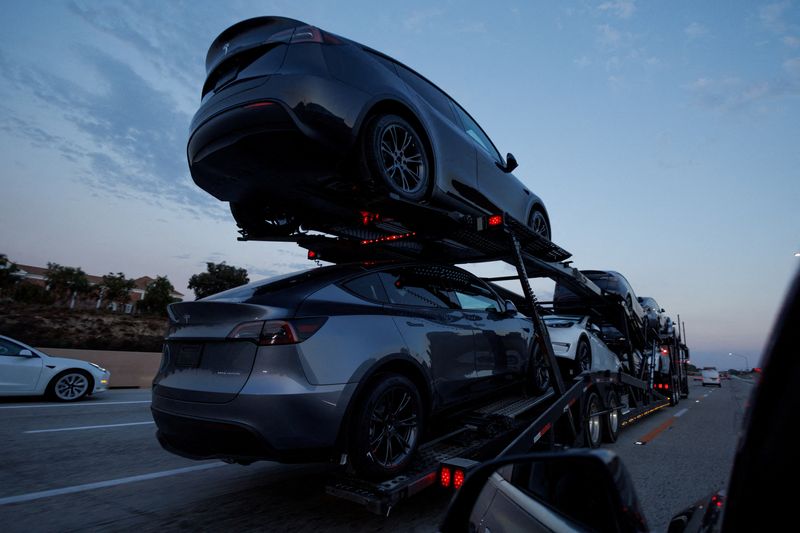 &copy; Reuters. FILE PHOTO: Newly manufactured Tesla Model Y SUV vehicles are transported along a freeway near Carlsbad, California, U.S., September 9, 2024. REUTERS/Mike Blake/File Photo