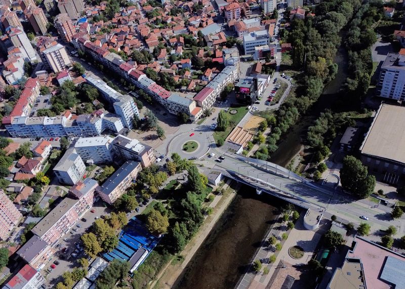 &copy; Reuters. A drone view shows the main bridge of the ethnically divided town, in Mitrovica, Kosovo September 23, 2024. REUTERS/Valdrin Xhemaj