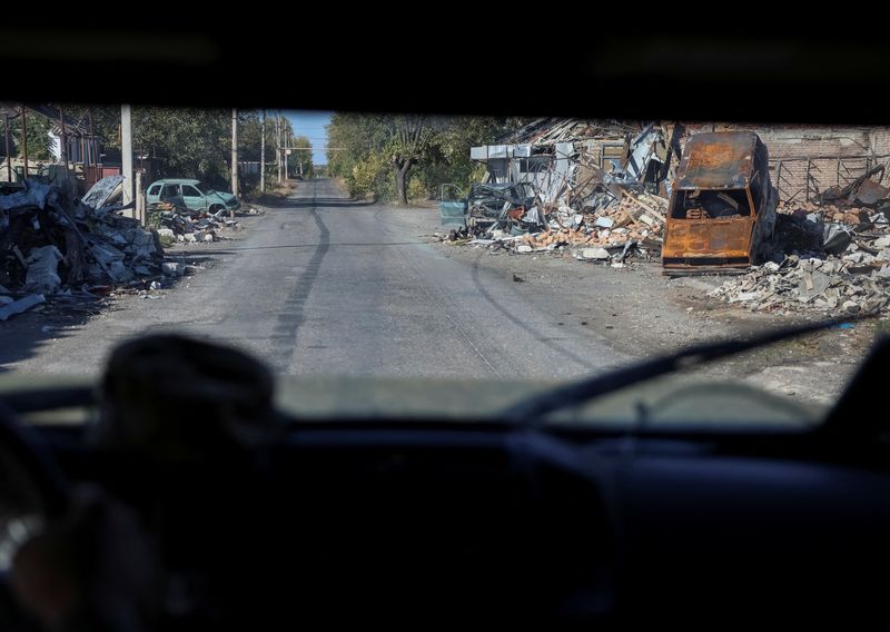 &copy; Reuters. FILE PHOTO: Ukrainian servicemen drive a car, amid Russia's attack on Ukraine, in the town of Selydove in Donetsk region, Ukraine, October 9, 2024. Radio Free Europe/Radio Liberty/Serhii Nuzhnenko via REUTERS/File photo