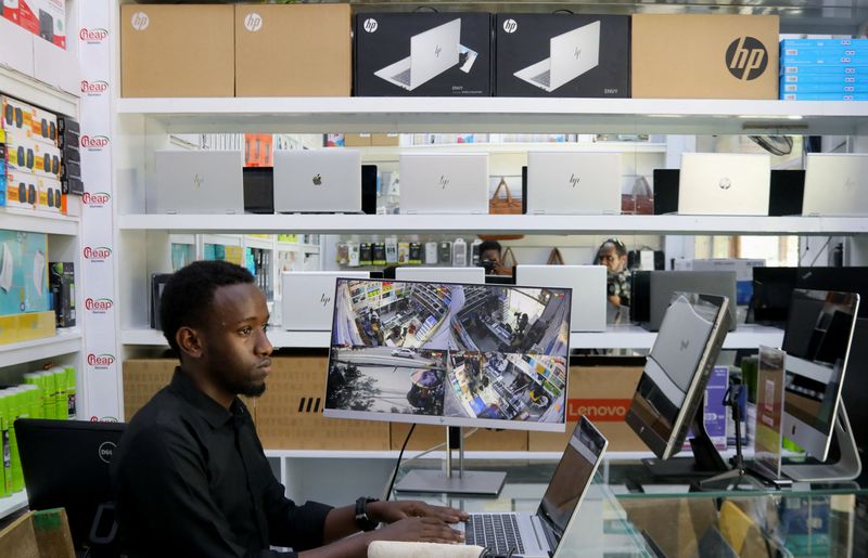 © Reuters. A worker sits inside an electronic computer shop as he monitors CCTV (closed-circuit television system) video surveillance cameras in Hodan District of Mogadishu, Somalia September 22, 2024. REUTERS/Feisal Omar