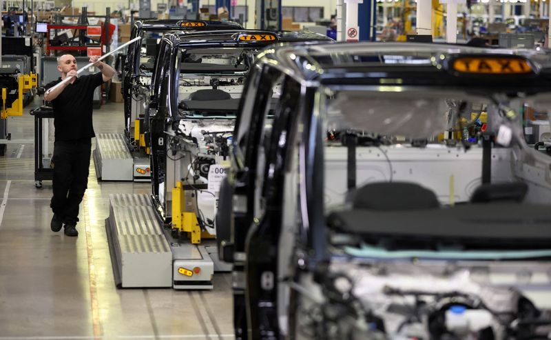 © Reuters. A worker walks along the TX electric taxi production line inside the LEVC (London Electric Vehicle Company) factory in Coventry, Britain, January 18, 2023. REUTERS/Phil Noble/ File Photo