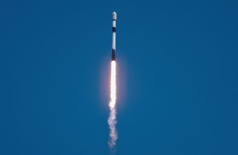 &copy; Reuters. Un razzo Falcon 9 di SpaceX viene lanciato e trasporta 23 satelliti Starlink in orbita terrestre bassa a Cape Canaveral, Florida, Stati Uniti, il 6 maggio 2024. REUTERS/Joe Skipper/Foto d'archivio