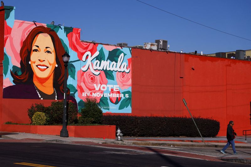 &copy; Reuters. A person walks past a mural in support of Democratic presidential nominee and U.S. Vice President Kamala Harris in Atlanta, Georgia, U.S., October 23, 2024. REUTERS/Hannah McKay