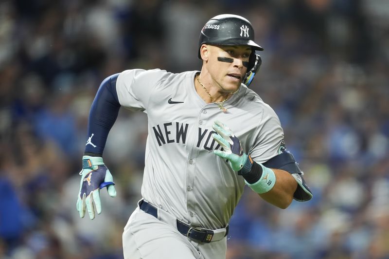 &copy; Reuters. FILE PHOTO: Oct 10, 2024; Kansas City, Missouri, USA; New York Yankees outfielder Aaron Judge (99) runs to first base after hitting a double during the sixth inning against the Kansas City Royals in game four of the ALDS for the 2024 MLB Playoffs at Kauff