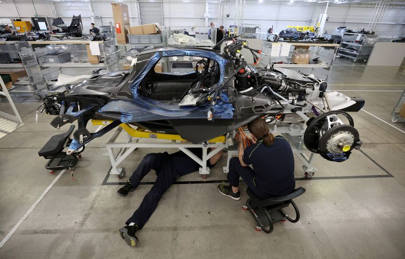 © Reuters. FILE PHOTO: Employees work on an Aston Martin Valkyrie car at the company’s factory in Gaydon, Britain, March 16, 2022. REUTERS/Phil Noble/File Photo