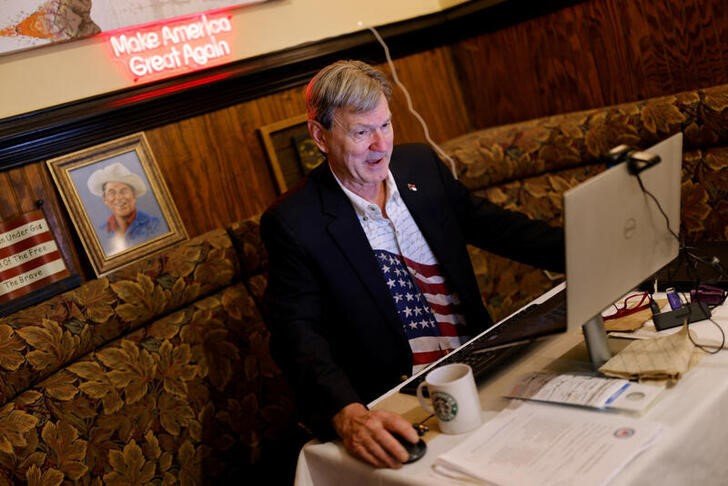 © Reuters. North Carolina Election Integrity Team president Jim Womack conducts an online training session for volunteers to monitor voting as election observers, at the Republican Party headquarters for Lee County, in Sanford, North Carolina, U.S. October 16, 2024. REUTERS/Jonathan Drake