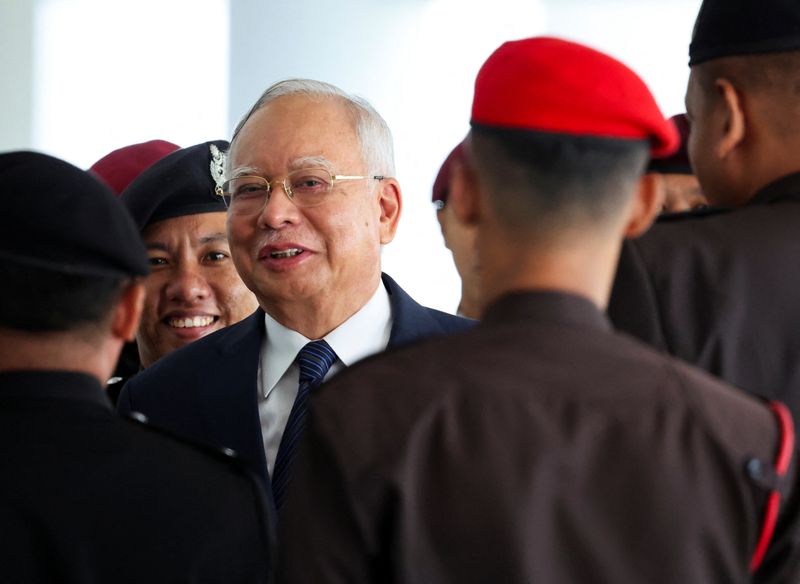 © Reuters. FILE PHOTO: Prison officers escort former Malaysian Prime Minister Najib Razak, as the jailed politician leaves the court during a break in proceedings, in Kuala Lumpur, Malaysia, April 4, 2024. REUTERS/Hasnoor Hussain/File Photo