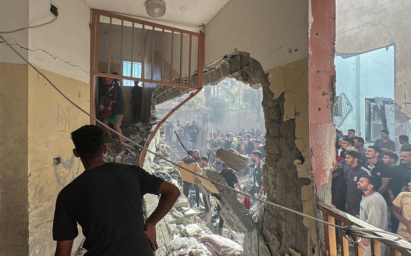 &copy; Reuters. Palestinians inspect the site of an Israeli strike on a school sheltering displaced people, amid the Israel-Hamas conflict, in Nuseirat in the central Gaza Strip October 24, 2024. REUTERS/Khamis Al-Rifi   