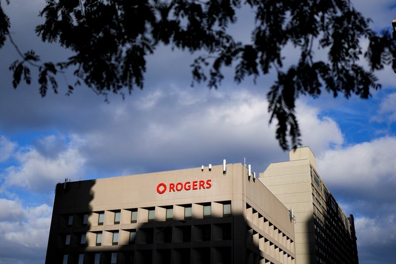 Rogers' quarterly revenue takes hit from downbeat wireless subscriber growth