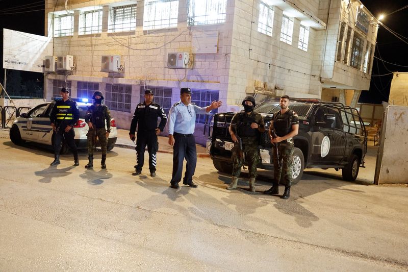 © Reuters. Palestinian security forces stand in the street in Tubas in the Israeli-occupied West Bank, October 21, 2024. REUTERS/Raneen Sawafta