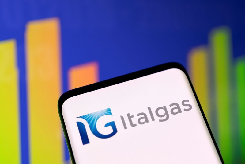 &copy; Reuters. Il logo di Italgas e il grafico delle azioni. REUTERS/Dado Ruvic