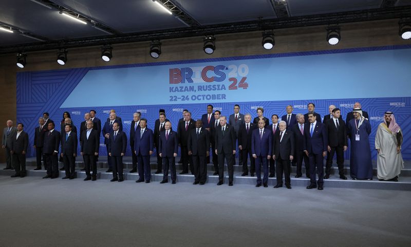 © Reuters. Russian President Vladimir Putin and participants in the outreach/BRICS Plus format meeting pose for a family photo during the BRICS summit in Kazan, Russia, 24 October 2024. MAXIM SHIPENKOV/Pool via REUTERS