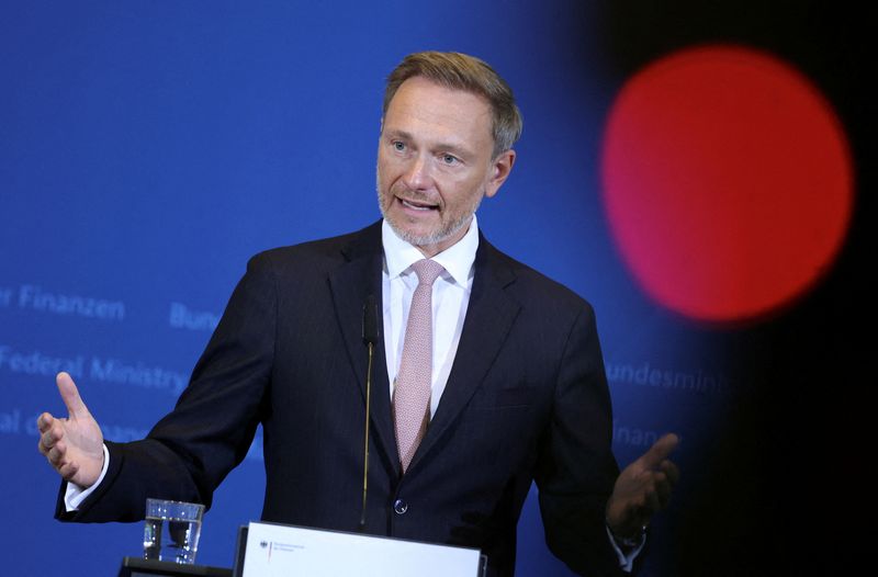 &copy; Reuters. Il ministro delle Finanze tedesco Christian Lindner è ritratto accanto alla luce di registrazione di una telecamera mentre presenta le nuove stime sulle entrate fiscali della Germania a Berlino, Germania, 26 ottobre 2023. REUTERS/Liesa Johannssen