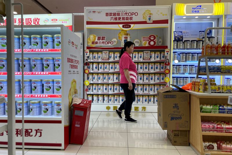 &copy; Reuters. FILE PHOTO: Baby formula are pictured at a supermarket in Shanghai, China June 11, 2023. REUTERS/Aly Song/File Photo