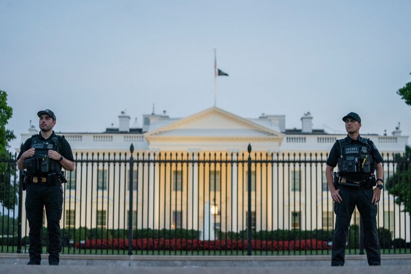 &copy; Reuters. FILE PHOTO: Members of the United States Secret Service Uniformed Division (USSS UD) stand guard outside the White House in Washington, U.S., July 13, 2024. REUTERS/Nathan Howard/File Photo