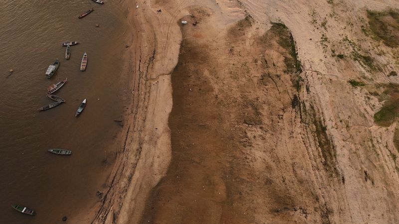 &copy; Reuters. FILE PHOTO: A drone view shows the dry banks of Rio Amazonas during a drought in Santarem, Para state, Brazil October 8, 2024. REUTERS/Amanda Perobelli/File Photo