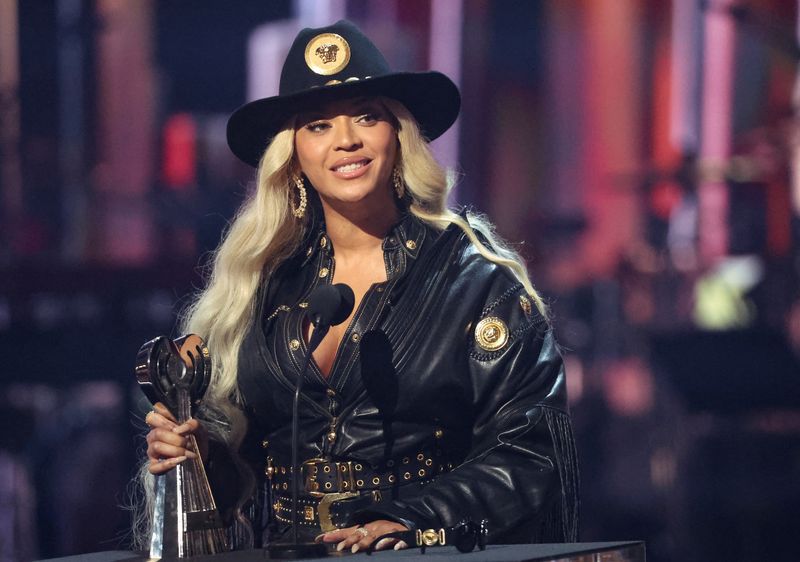 &copy; Reuters. FILE PHOTO: Beyonce accepts the Innovator award during the iHeartRadio Music Awards at Dolby Theatre in Los Angeles, California, U.S., April 1, 2024. REUTERS/Mario Anzuoni/File Photo